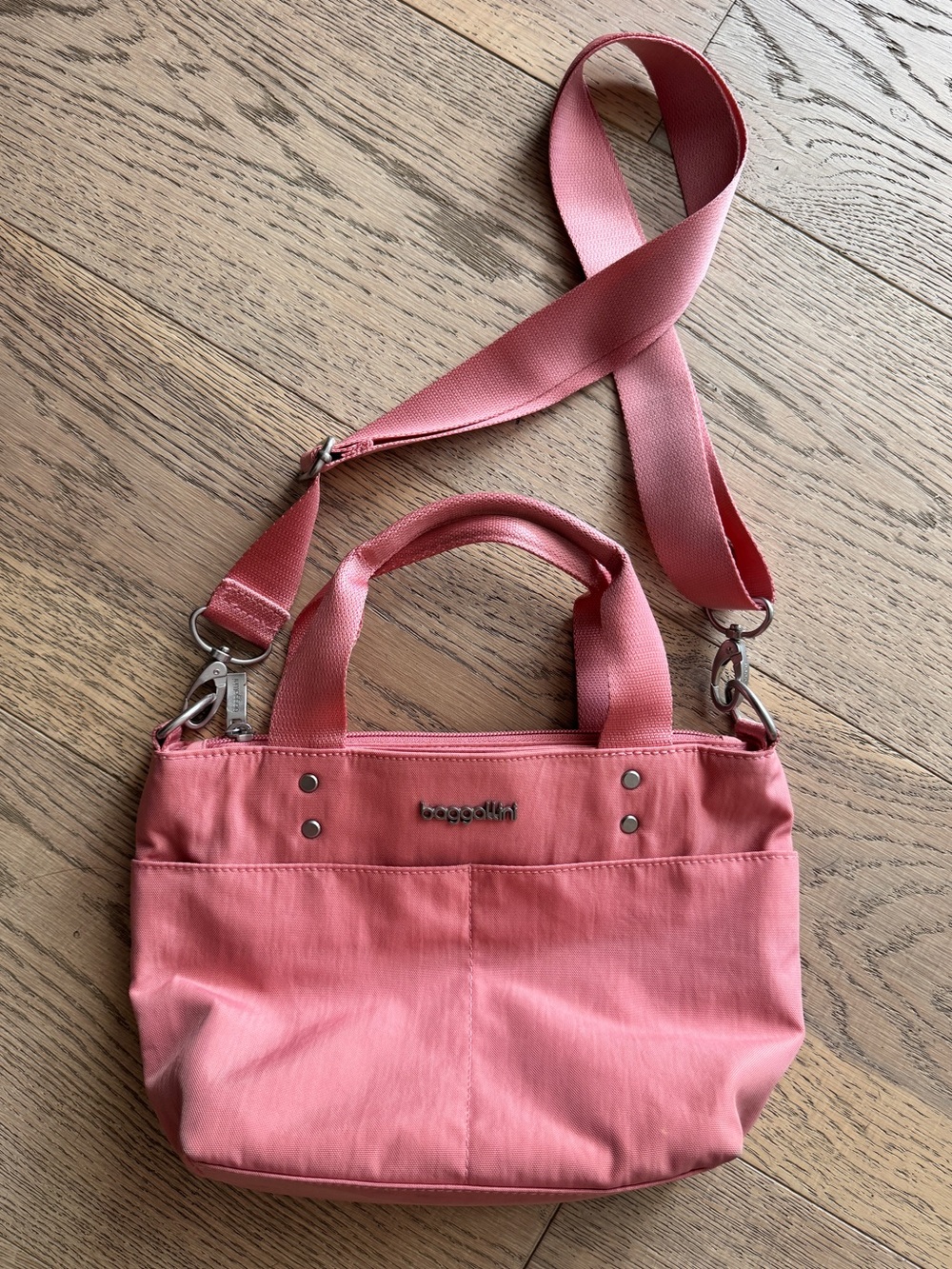 Baggallini Pink Purse with Adjustable Shoulder Strap - like new condition!